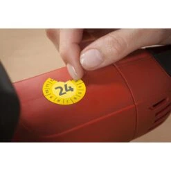 Zweckform Prüfplaketten 6944, Mit Jahreszahl 2024, Gelb, Ø 30mm, Aus Vinyl, 80 Stück -PapierMeister Verkäufe d069fe5a1675df48b2f9579e7ca0bfb72a8e1490 pruefplaketten zweckform 6944 mit jahreszahl 2024